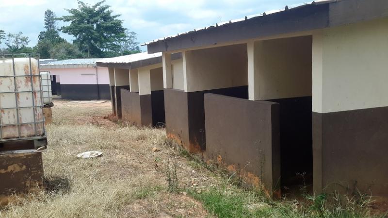 Les latrines de l'école de Petit Chantier construites par la CPSL